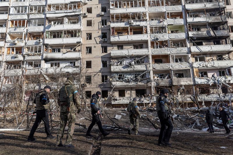 &copy; Reuters. Un immeuble résidentiel touché par un bombardement, à Kiev. Trois chefs de gouvernement européens ont pris mardi un train pour Kiev, une initiative inédite depuis le début de l'invasion russe il y a vingt jours, afin d'afficher leur solidarité avec