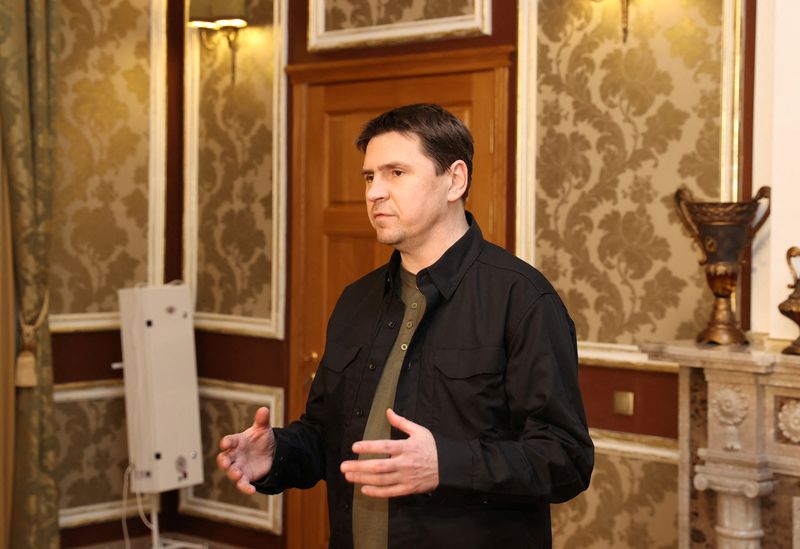 &copy; Reuters. المفاوض الأوكراني في المحادثات الروسية ميخائيل بودولياك في إقليم جوميل بروسيا البيضاء يوم 28 فبراير شباط 2022. صورة لرويترز (يحظر إعادة بيع ال