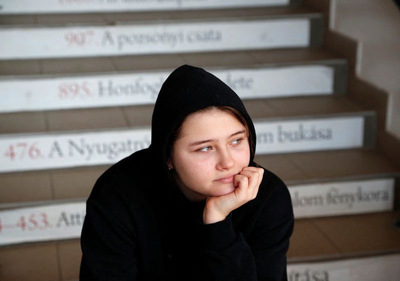 &copy; Reuters. فتاة تستريح في مأوى للاجئين بعد الفرار من الغزو الروسي لأوكرانيا في تيسابيك بالمجر يوم الاثنين. تصوير: بيرناديت سابو- رويترز.