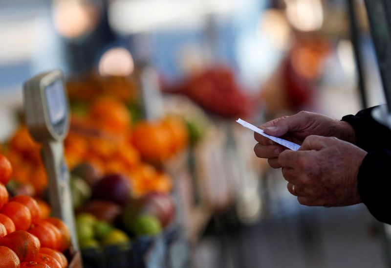 &copy; Reuters. FILE PHOTO: A customer holds a shop list at a greengrocery store in a street market, in Buenos Aires, Argentina June 15, 2021. REUTERS/Agustin Marcarian