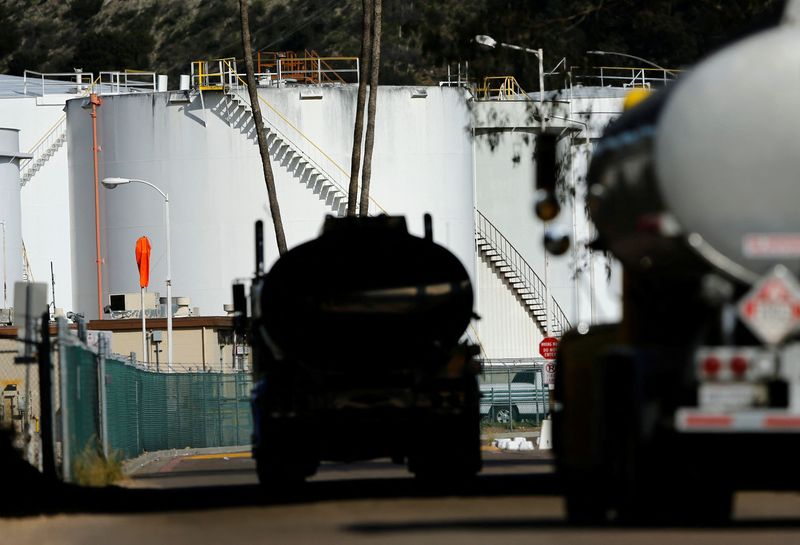 © Reuters. FILE PHOTO: Gasoline trucks arrive to refill their tankers at a gasoline distribution terminal in San Diego, California January 7, 2015 REUTERS/Mike Blake/