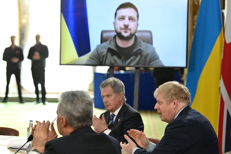 &copy; Reuters. الرئيس الأوكراني فولوديمير زيلينسكي يظهر على الشاشة خلال اجتماع عبر رابط الفيديو مع قمة يسنضيفها رئيس الوزراء البريطاني بوريس جونسون لزعم