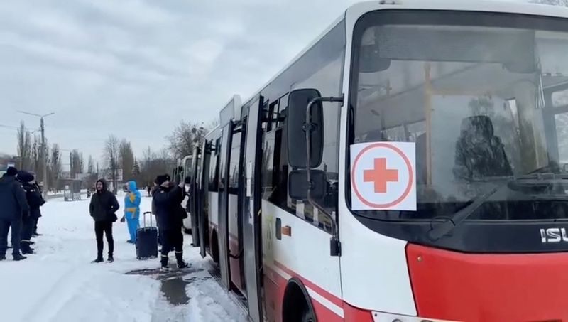 &copy; Reuters. حافلة تابعة للصليب الأحمر تنقل سكان مدينة سومي الأوركرانية في 8 مارس آذار 2022. صورة من الرئاسة الأوكرانية حصلت عليها رويترز من طرف ثالث ويحظر 