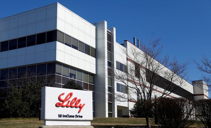 &copy; Reuters. FILE PHOTO: An Eli Lilly and Company pharmaceutical manufacturing plant is pictured at 50 ImClone Drive in Branchburg, New Jersey, March 5, 2021. REUTERS/Mike Segar