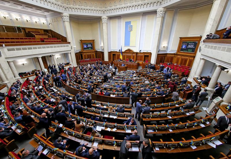 &copy; Reuters. Parlamentares ucranianos durante sessão do Parlamento do país em Kiev
23/02/2022 REUTERS/Viacheslav Ratynskyi