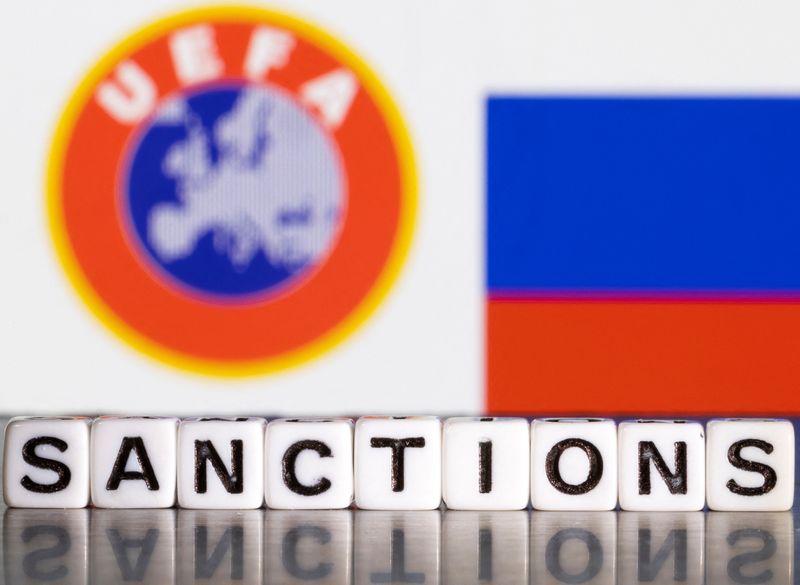 &copy; Reuters. FOTO DE ARCHIVO: Unas letras de plástico forman la palabra "Sanciones" delante del logotipo de la UEFA y los colores de la bandera rusa en esta ilustración tomada el 28 de febrero de 2022. REUTERS/Dado Ruvic/Ilustración