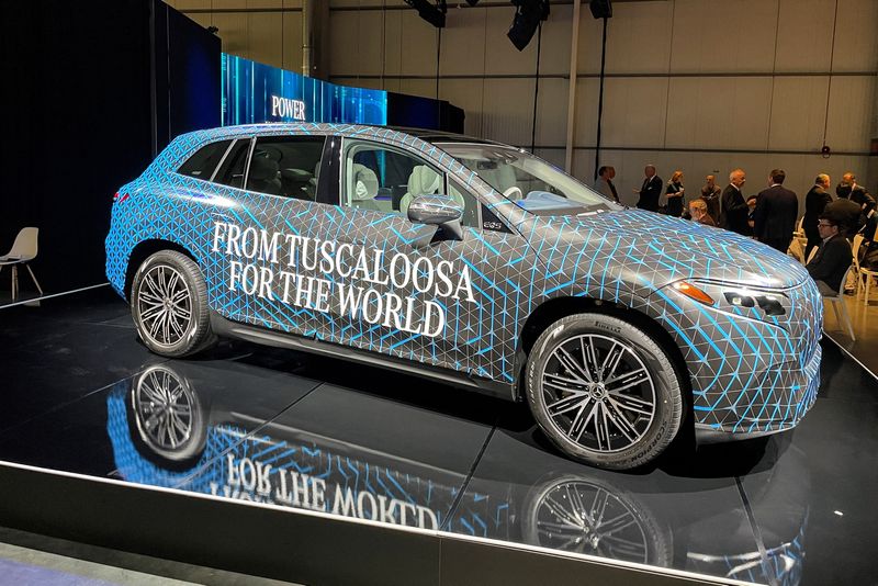 © Reuters. A camouflaged prototype of the new Mercedes-Benz EQS Electric SUV is displayed at the automaker's new battery pack plant in Bibb County, Alabama, U.S. March 15, 2022. REUTERS/Joseph White