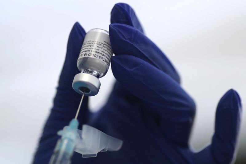 &copy; Reuters. FILE PHOTO: A healthcare worker prepares a Pfizer coronavirus disease (COVID-19) vaccination in Los Angeles, California, U.S., January 7, 2021. REUTERS/Lucy Nicholson/File Photo