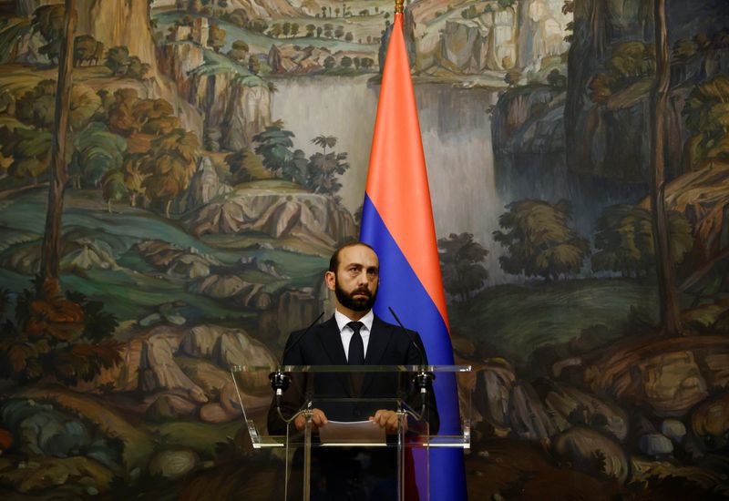 &copy; Reuters. وزير الخارجية الأرمني أرارات ميرزويان يتحدث خلال مؤتمر صحفي في موسكو يوم 31 أغسطس آب 2021. صورة لرويترز من ممثل لوكالات الأنباء.
