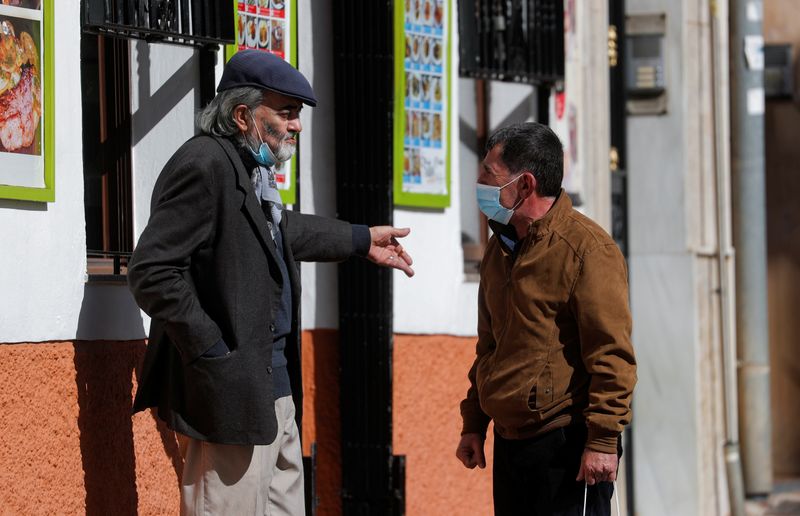 &copy; Reuters. FOTO DE ARCHIVO: Dos hombres conversan en una calle de Ronda, provincia de Málaga, Andalucía, España, el 10 de febrero de 2022. REUTERS/Jon Nazca.