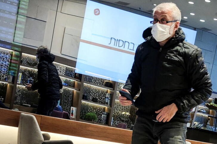 &copy; Reuters. Foto del lunes del multimillonario ruso Roman Abramovich en un salón VIP del aeropuerto de Estambul antes de viajar a Israel. 
Mar 14, 2022. REUTERS/Stringer 

PROHIBIDA SU PIBLICACIÓN, USO EDITORIAL O COMERCIAL E ISRAEL