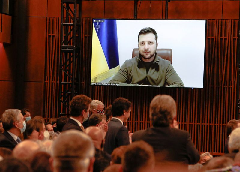 &copy; Reuters. Presidente da Ucrânia, Volodymyr  Zelenskiy, fala por vídeo ao Parlamento da Ucrânia
15/03/2022
REUTERS/Patrick Doyle