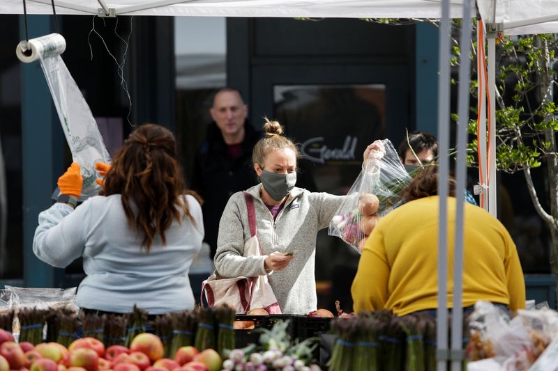 © Reuters. Pessoas fazem compras em feira ao ar livre em Seattle, Washington, EUA
19/04/2020
REUTERS/Jason Redmond