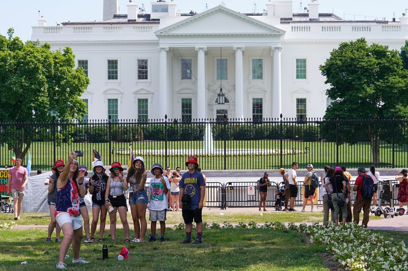 &copy; Reuters. سائحون يزورون البيت الأبيض في 6 يونيو حزيران 2021. تصوير: سارة سيلبيجر - رويترز