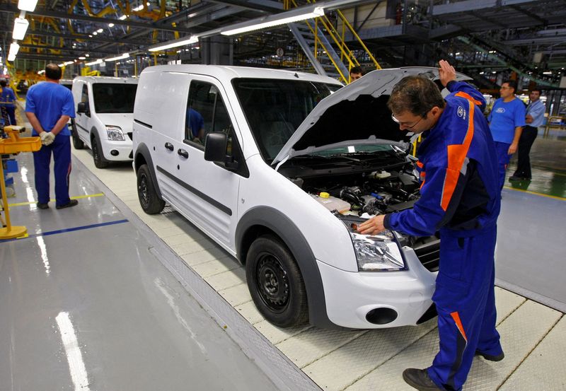 © Reuters. Trabalhador checa Ford Transit Connect em montadora da Ford em Craiova, Romênia
08/09/2009.
REUTERS/Bogdan Cristel/File Photo