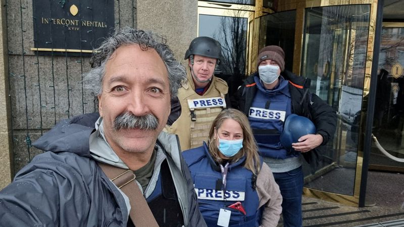 © Reuters. Pierre Zakrzewski,, cinegrafista da Fox News,  morto na Ucrânia depois que o veículo em que viajava foi atingido por tiros, posa para uma selfie com os colegas Steve Harrigan, Yonat Frilling e Ibrahim Hazboun em Kiev, na Ucrânia, em uma fotografia sem data. 
FOX News /Divulgação via REUTERS. SEM REVENDAS. SEM ARQUIVO. CRÉDITO OBRIGATÓRIO. ESTA IMAGEM FOI FORNECIDA POR TERCEIROS.