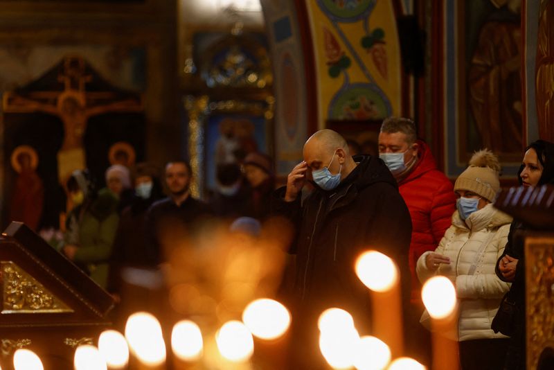 &copy; Reuters. قداس يوم الأحد في إحدى كنائس كييف. تصوير: توماس بيتر - رويترز