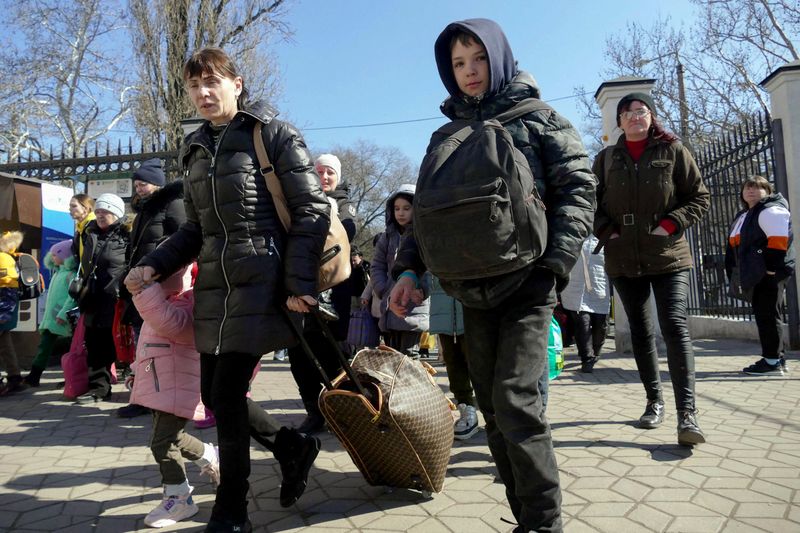 &copy; Reuters. Personas que fueron evacuadas de Mykolaiv, en medio de la invasión de Rusia a Ucrania, llegan a Odesa, Ucrania. Marzo 15, 2022. REUTERS/Igor Tkachenko