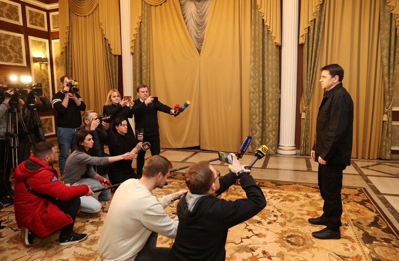 &copy; Reuters. ميخايلو بودولياك، مستشار الرئيس الأوكراني فولوديمير زيلينسكي يتحدث لوسائل الإعلام في روسيا البيضاء يوم 28 فبراير شباط 2022. صورة من الوكالة ا
