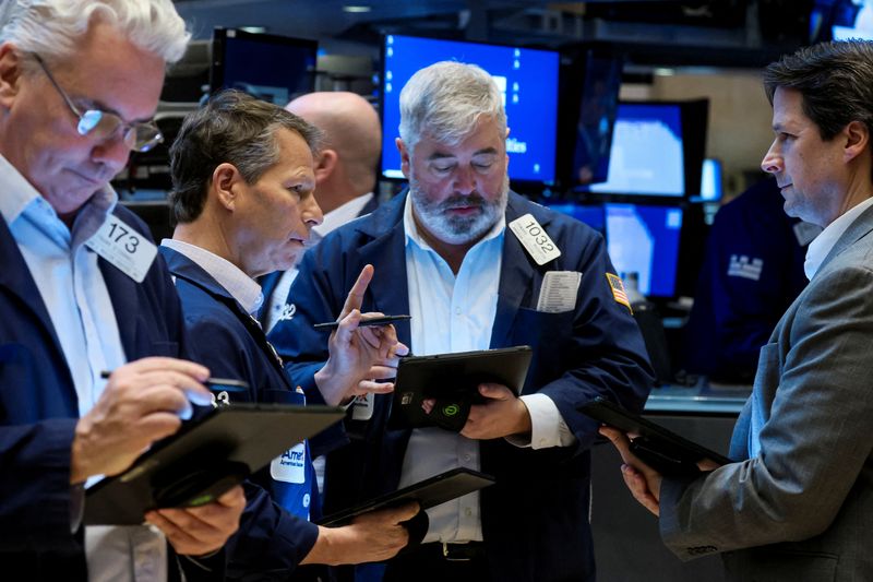 © Reuters. Traders work on the floor of the New York Stock Exchange (NYSE) in New York City, U.S., March 8, 2022.  REUTERS/Brendan McDermid