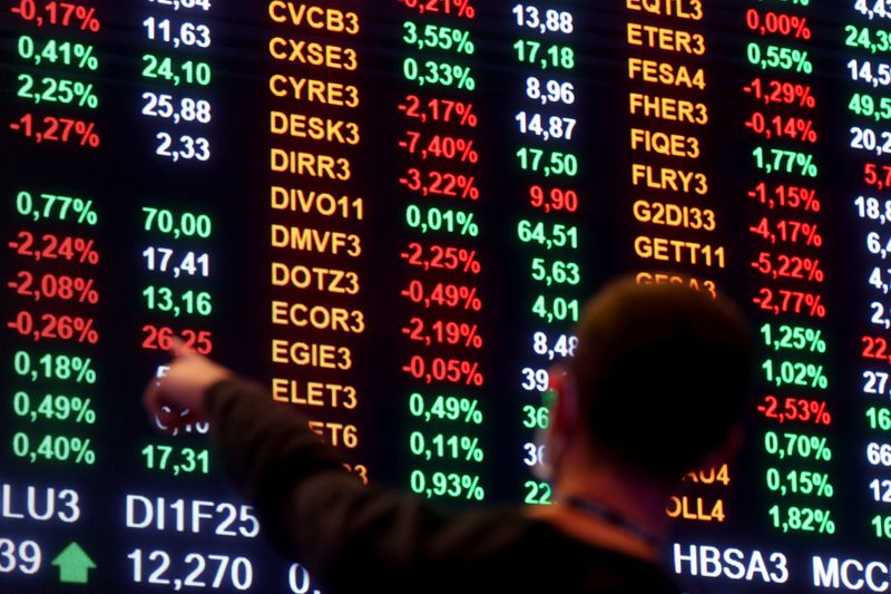 © Reuters. Homem aponta para quadro de cotações de índices de mercado da B3, em São Paulo
28/10/2021
REUTERS/Amanda Perobelli