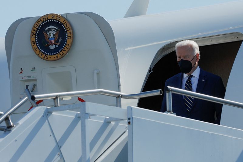&copy; Reuters. FILE PHOTO: U.S. President Joe Biden arrives aboard Air Force One at Philadelphia International Airport in Philadelphia, Pennsylvania, U.S. March 11, 2022. REUTERS/Jonathan Ernst/File Photo