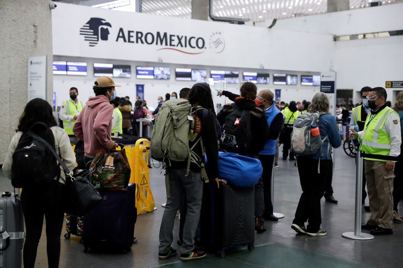 &copy; Reuters. Passengers queue as they wait for flights after pilots of Grupo Aeromexico have tested positive for the coronavirus disease (COVID-19) amid the spread of the Omicron variant, at Benito Juarez International Airport in Mexico City, Mexico January 10, 2022. 