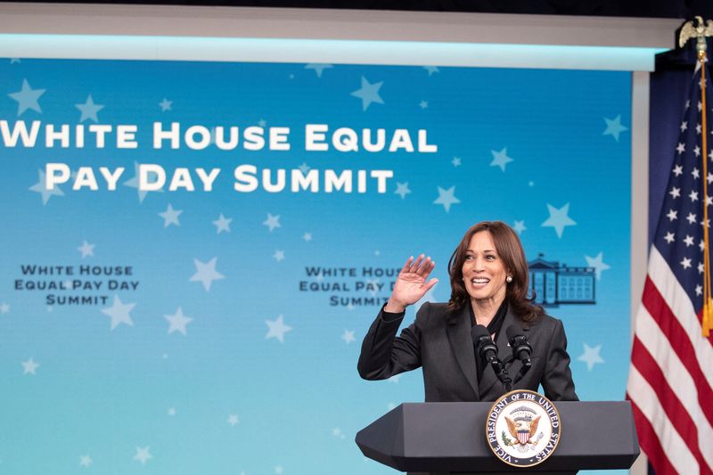 © Reuters. U.S. Vice President Kamala Harris delivers remarks and meets with members of the Women's National Soccer Team as she hosts 