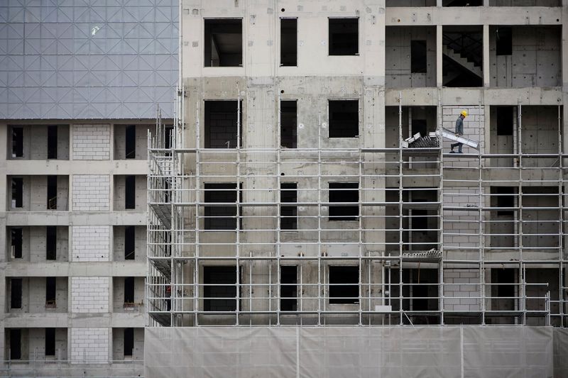 &copy; Reuters. FILE PHOTO: A worker walks on scaffolding at a construction site in Shanghai, China January 14, 2022. REUTERS/Aly Song