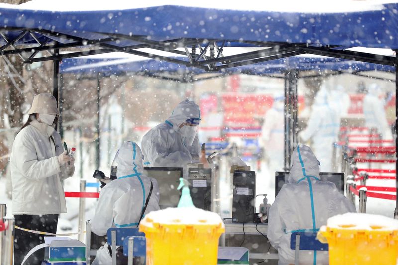 &copy; Reuters. La Chine a recensé 1.860 cas symptomatiques de contamination locale par le coronavirus SARS-CoV-2, un nombre dépassant le millier de cas pour le quatrième jour consécutif, selon les données officielles publiées mercredi. /Photo prise le 15 mars 2022