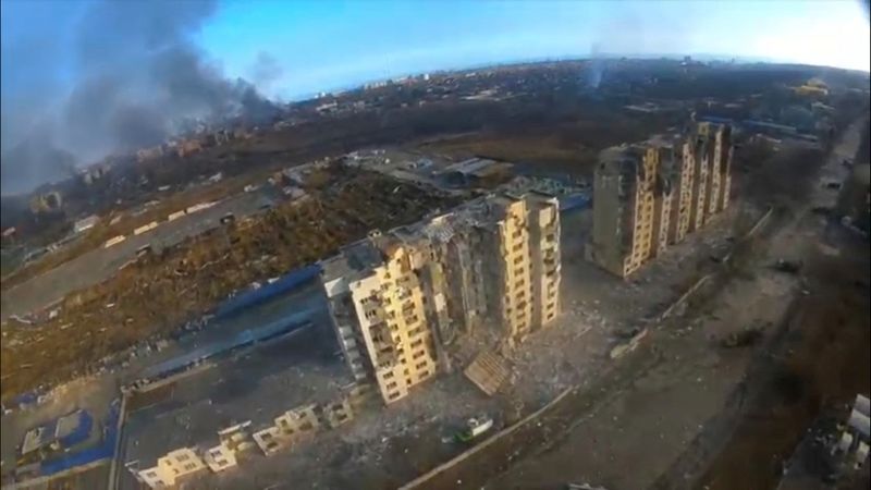 &copy; Reuters. صورة التقطت بطائرة مسيرة نُشرت على وسائل التواصل الاجتماعي لمباني سكنية دُمرت وسط الغزو الروسي لأوكرانيا في ماريوبول يوم 14 مارس آذار 2022. صو