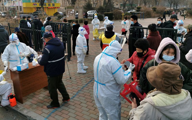 &copy; Reuters. FILE PHOTO: Residents line up at a nucleic acid testing site during a mass testing for the coronavirus disease (COVID-19), at a residential compound in Dalian, Liaoning province, China March 16, 2022. China Daily via REUTERS 