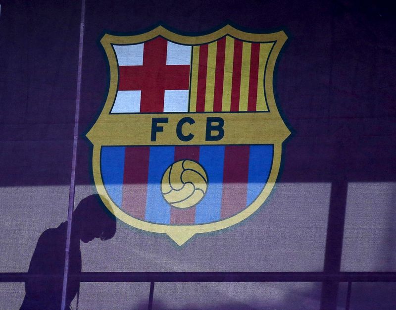 &copy; Reuters. FOTO DE ARCHIVO: La sombra de una persona proyectada sobre un muro con el escudo del Fútbol Club Barcelona en el estadio Camp Nou de Barcelona, España, el 24 de marzo de 2016. REUTERS/Albert Gea