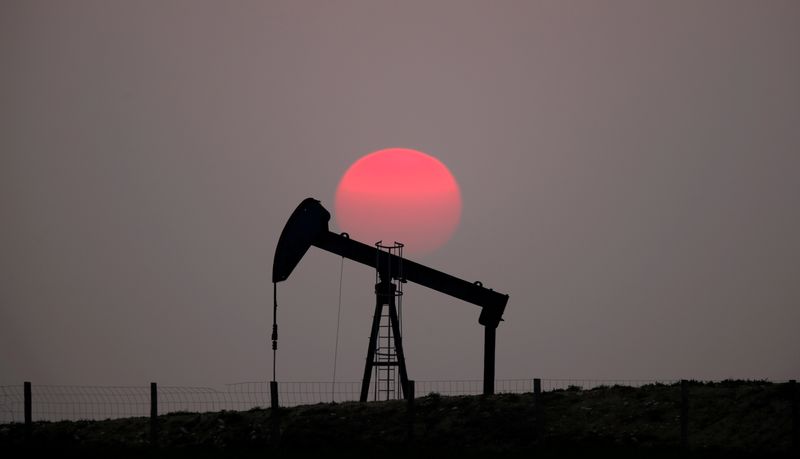 &copy; Reuters. FILE PHOTO: The sun sets behind an oil pump outside Saint-Fiacre, near Paris, France March 28, 2019. REUTERS/Christian Hartmann