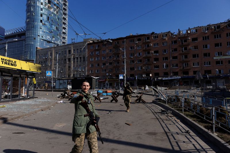 &copy; Reuters. Varios soldados ucranianos montan guardia en las inmediaciones de la fábrica de Artem tras ser objeto de un bombardeo ruso en Kiev, Ucrania, el 15 de marzo de 2022. REUTERS/Thomas Peter