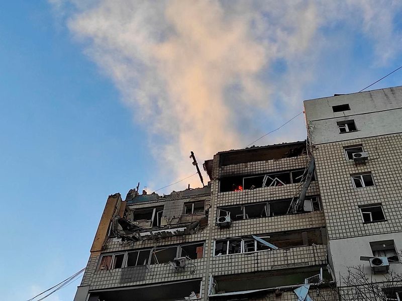 &copy; Reuters. Un bloque de viviendas dañado por bombas durante la invasión rusa de Ucrania en Kiev, Ucrania, el 16 de marzo de 2022. Servicios de Emergencia Estatales de Ucrania/Cedida a través de REUTERS 