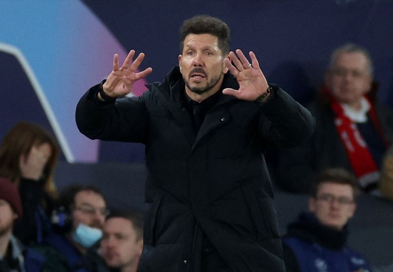 &copy; Reuters. El entrenador del Atlético de Madrid, Diego Simeone, durante el partido de Liga de Campeones del equipo de fútbol español contra el Manchester United disputado en el estadio Old Trafford de Manchester, Reino Unido, el 15 de marzo de 2022. REUTERS/Phil 