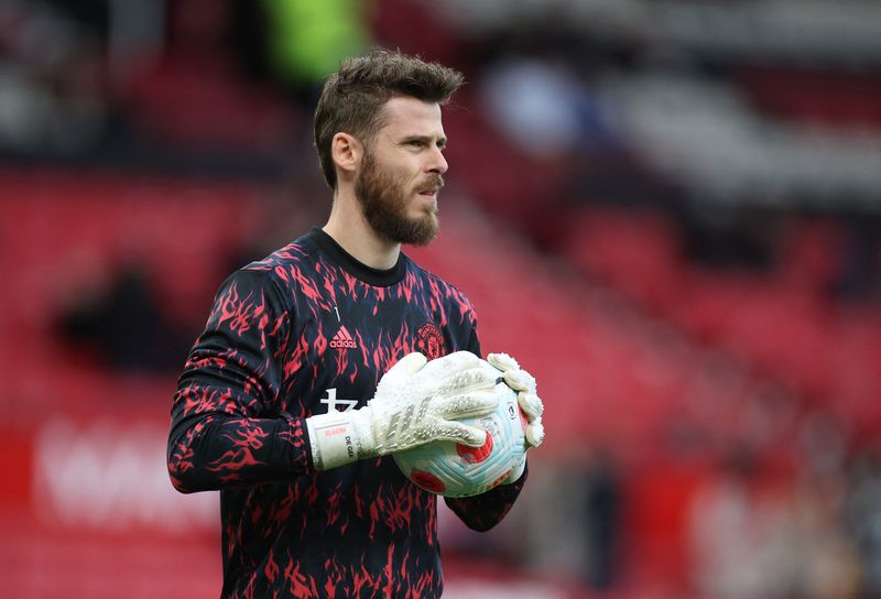 &copy; Reuters. FOTO DE ARCHIVO: El portero español David de Gea durante el entrenamiento previo al partido de liga de fútbol inglesa disputado entre el Manchester United y el Tottenham Hotspur en el estadio Old Trafford de Manchester el 12 de marzo de 2022. REUTERS/Ph