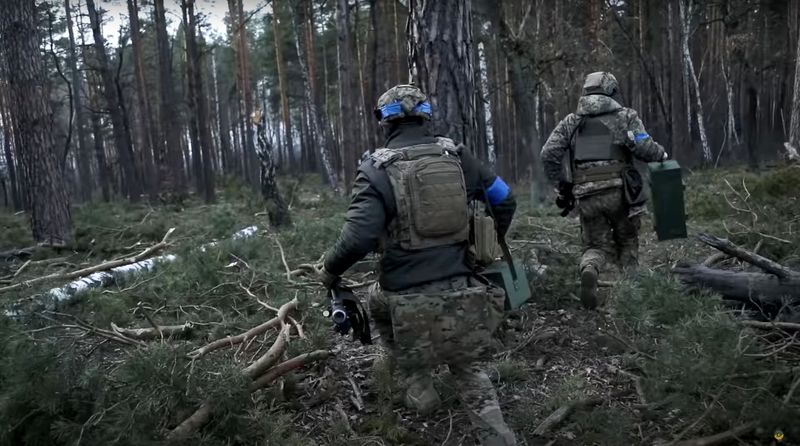 &copy; Reuters. Soldados ucranianos em meio à invsão da Ucrânia pela Rússia em Moshchun, na região de Kiev
16/03/2022 TV das Forças Armadas da Ucrânia/Divulgação via REUTERS