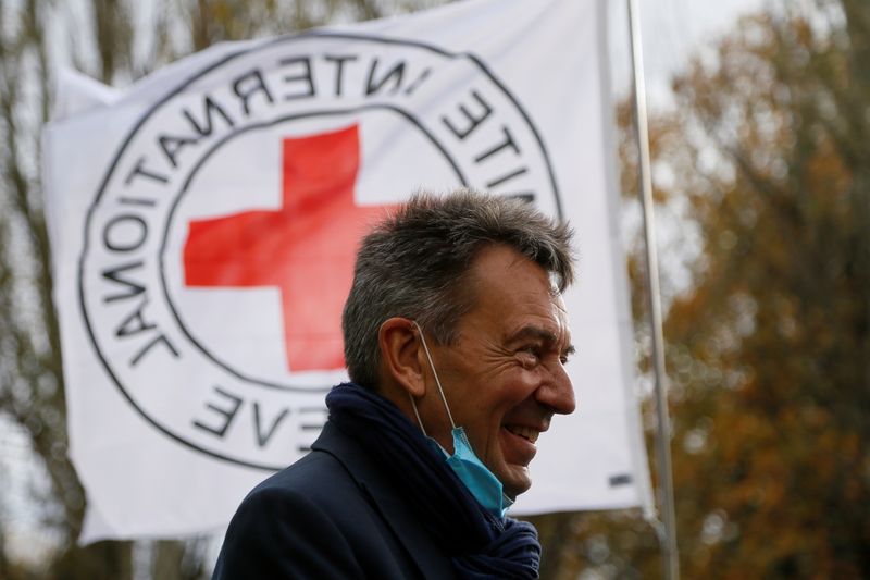 &copy; Reuters. رئيس اللجنة الدولية للصليب الأحمر بيتر ماورير يزور مستشفى للأطفال في دونيتسك بأوكرانيا في صورة من أرشيف رويترز. 