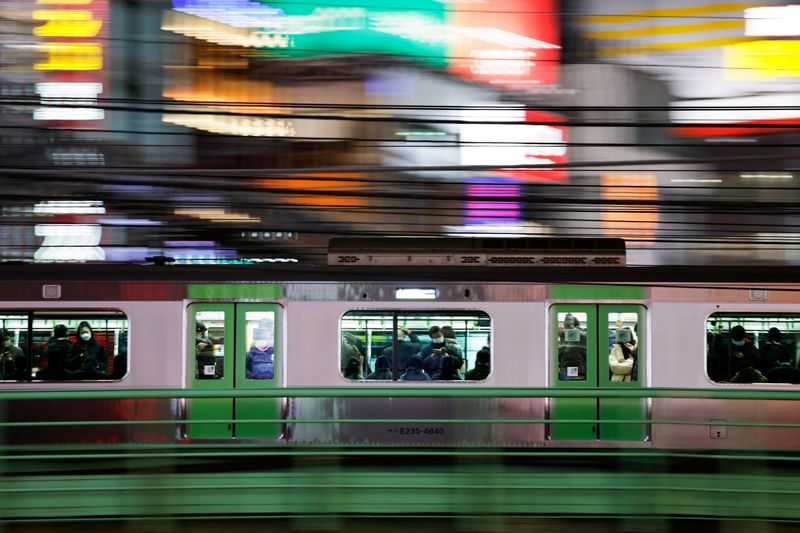 &copy; Reuters. FOTO DE ARCHIVO: Pasajeros con mascarillas protectoras dentro de un tren, en medio de la pandemia de la enfermedad del coronavirus (COVID-19), en Tokio, Japón 9 de febrero de 2022. Imagen tomada con velocidad de obturación lenta. REUTERS/Issei Kato    