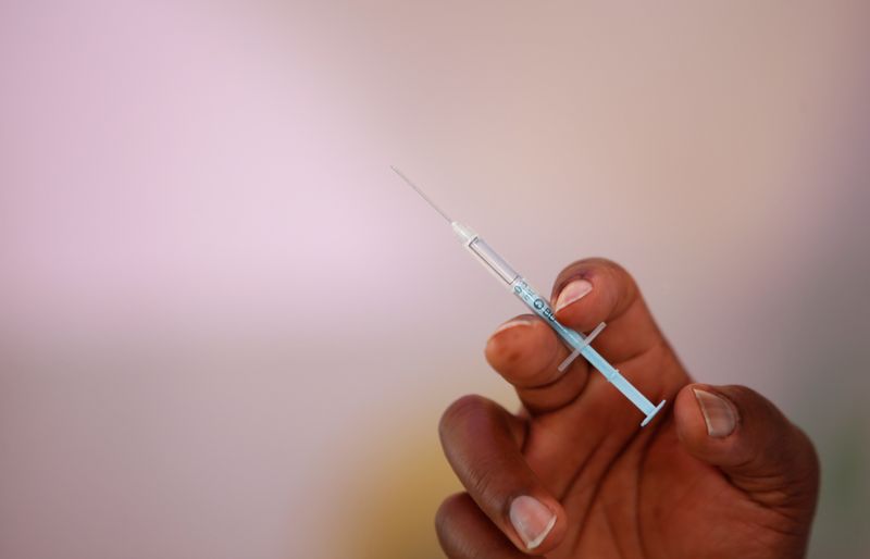&copy; Reuters. FILE PHOTO: A health-worker holds a syringe before administering a booster shot vaccine against coronavirus disease (COVID-19), at a medical clinic makeshift tent to enhance the booster programme in Nairobi, Kenya, January 19, 2022. REUTERS/Monicah Mwangi