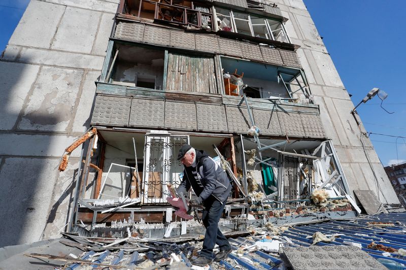 &copy; Reuters. Prédio residencial destruído por bombardeio em Makeyevka, Ucrânia
16/03/2022. REUTERS/Alexander Ermochenko