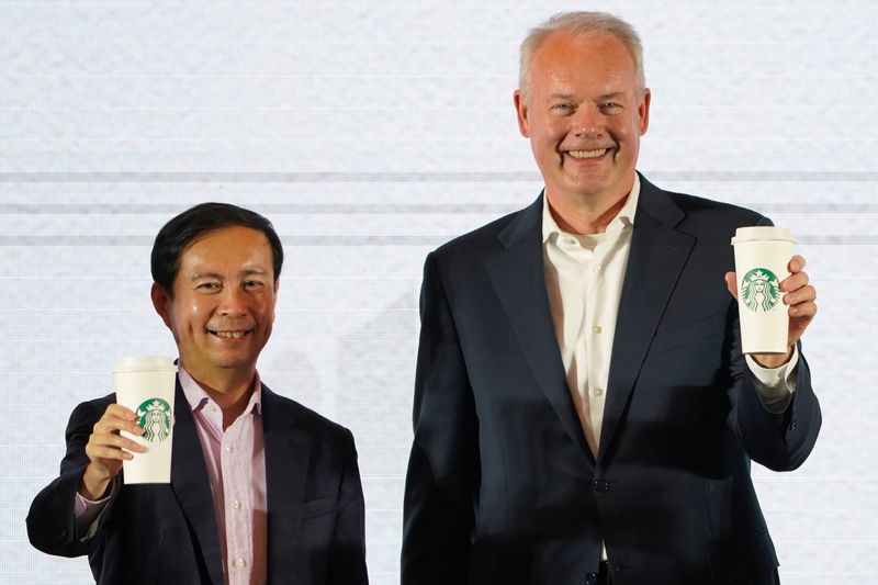 &copy; Reuters. FILE PHOTO: Starbucks CEO Kevin Johnson (R) and Chief Executive Officer of Alibaba Group Holding Ltd. Daniel Zhang hold cups of Starbucks for a picture at a strategic partnership press conference in Shanghai, China August 2, 2018. REUTERS/Aly Song