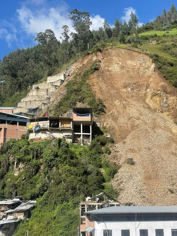 &copy; Reuters. Un derrumbe que sepultó varias casas es fotografiado en Retamas, Perú, 15 de marzo del 2022. REUTERS/Larry Campos NO REVENTAS, NO ARCHIVOS