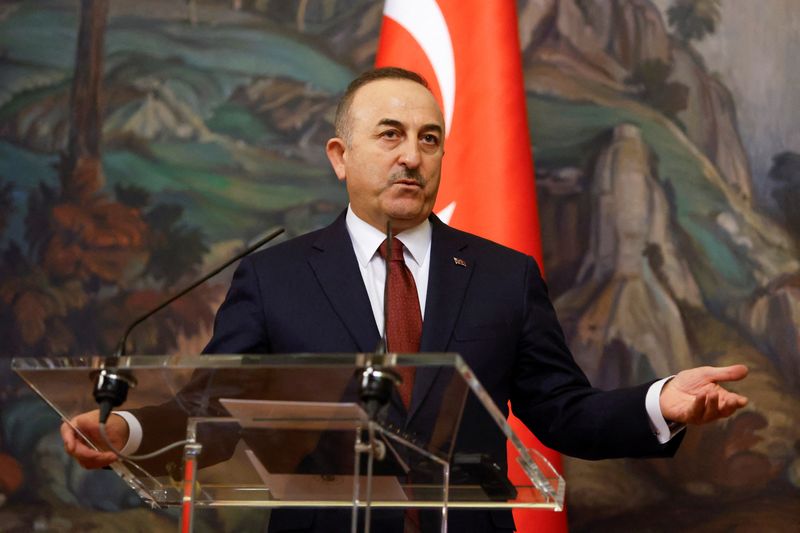 &copy; Reuters. وزير الخارجية التركي مولود جاويش أوغلو في مؤتمر صحفي في موسكو يوم الأربعاء. صورة لرويترز من ممثل لوكالات الأنباء.