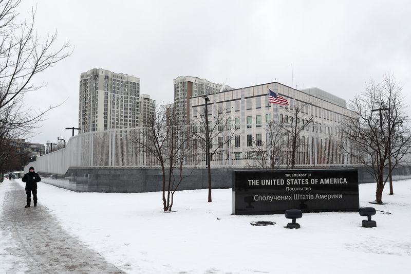 &copy; Reuters. منظر عام لمبنى السفارة الأمريكية في كييف يوم 12 فبراير شباط 2022. تصوير: فالنتين أوجيرينكو - رويترز.