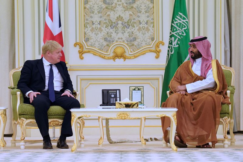 © Reuters. British Prime Minister Boris Johnson speaks with Saudi Crown Prince, Mohammed bin Salman, ahead of a meeting at the Royal Court, during a one-day visit to Saudi Arabia and United Arab Emirates, following Russia's invasion of Ukraine, in Riyadh, Saudi Arabia, March 16, 2022. Stefan Rousseau/Pool via REUTERS