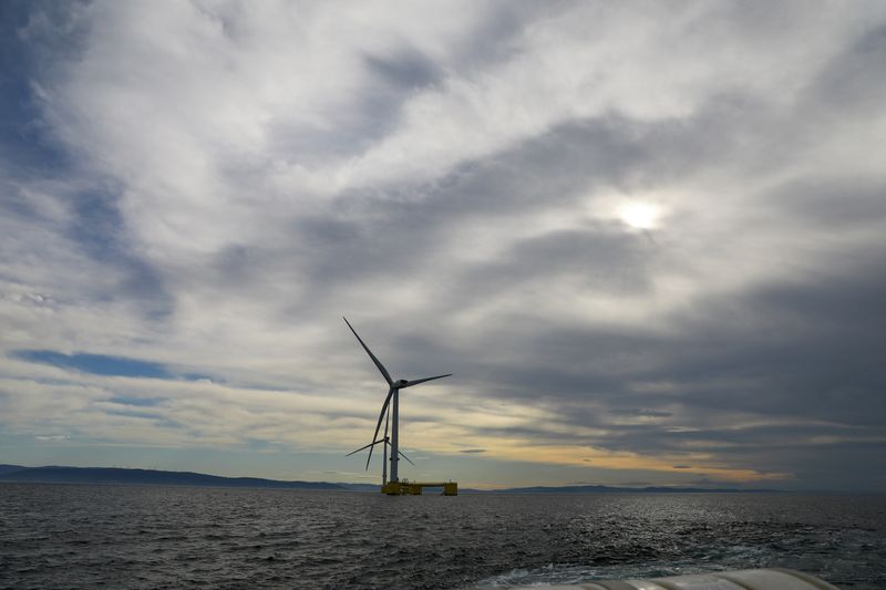 &copy; Reuters. FOTO DE ARCHIVO: Aerogeneradores del proyecto WindFloat Atlantic, una plataforma flotante de generación de energía eólica marina, a 20 kilómetros de la costa en Viana do Castelo, Portugal, 23 de septiembre de 2021. REUTERS/Violeta Santos Moura