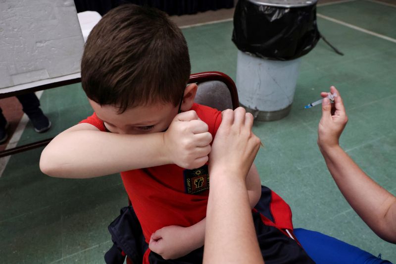 &copy; Reuters. Menino se prepara para ser vacinado com a Coronavac, durante campanha para crianças de 6 a 11 anos em Santiago
29/10/2021
REUTERS/Ivan Alvarado 